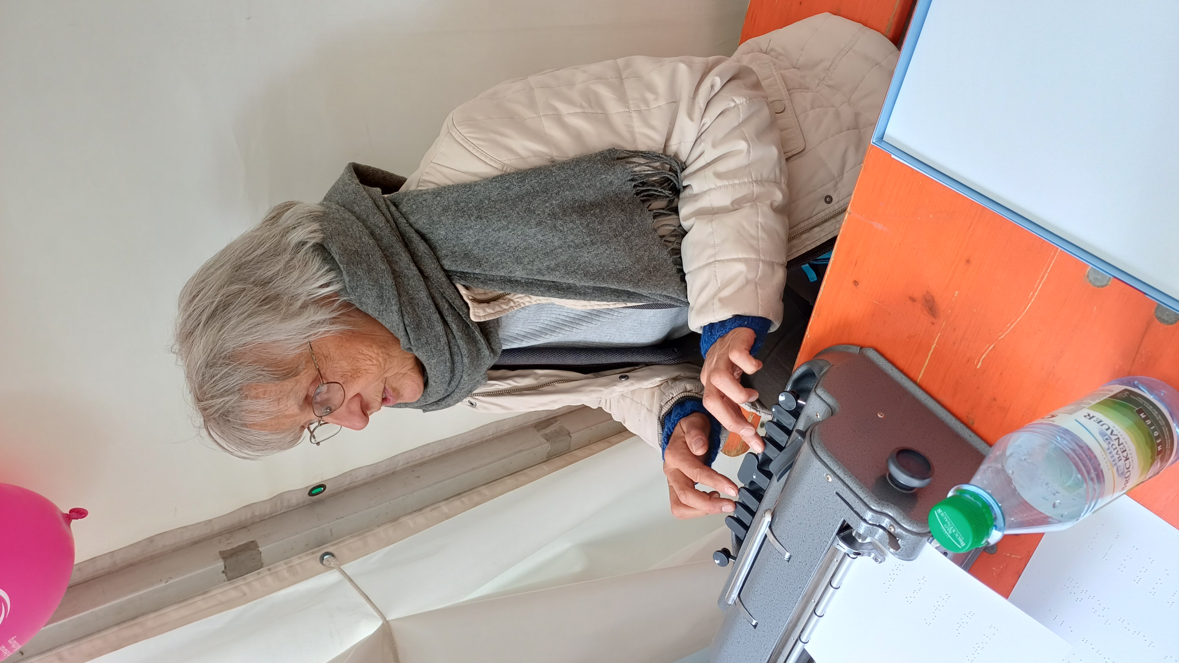 Frau Mergenthaler tippt